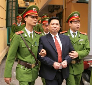 Cu Ha Vu being led out a court room in Hanoi at the end of his trial on August 2, 2011. Photo: AFP