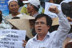 Le Quoc Quan (C) takes part in an anti-China rally in Hanoi, July 8, 2012.