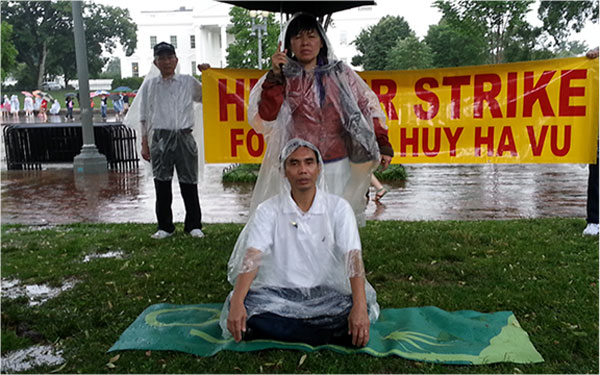 Nguyen Quoc Quan holds a hunger strike in front of the White House in Washington, June 10, 2013. RFA