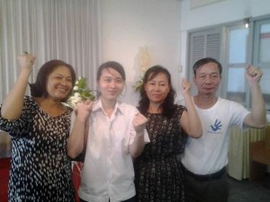 From right to left: Writer Nguyen Tuong Thuy, Duong Thi Tan, Nguyen Phuong Uyen
