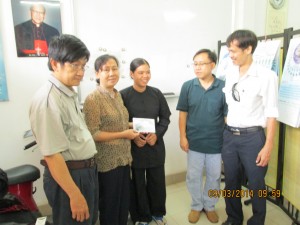 Ms. Tan and representatives of FVPOC and VHRWA presented a gift for Mr. Minh’s wife
