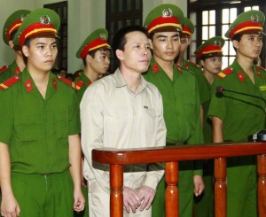 Doan Van Vuon (C) listens to his verdict at court in Hai Phong, April 5, 2013.
