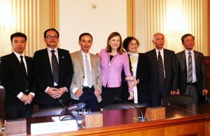 Vietnamese netizens speak at a briefing in Washington, April 29, 2014. From left to right, Nguyen Dinh Ha, Ngo Nhat Dang, Le Thanh Tung, U.S. Rep. Loretta Sanchez, Nguyen Thi Kim Chi, To Oanh, and Nguyen Tuong Thuy.  RFA