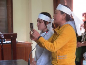 Bà Ngô Thị Tuyết (chị của Kiều) trình bày những bức ảnh chụp nội tạng Kiều bị xung huyết