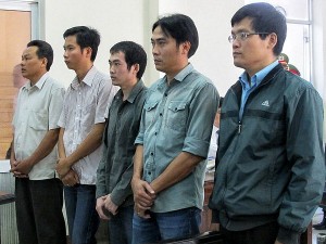 5 bị cáo là công an, đã tham gia trong vụ bắt giữ, đánh đập nạn nhân Ngô Thanh Kiều đến tử vong tại phiên xử hôm 27/3/2014. File photo 