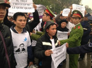 Công an đang ngăn cản người dân ủng hộ luật sư Lê Quốc Quân trong ngày diễn ra phiên xử ông hôm 18/2/2014.