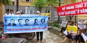 Dân oan giăng biểu ngữ đòi tự do cho những người yêu nước tại Hà Nội