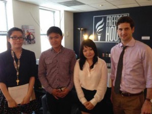 Anh Trần Bùi Trung (thứ hai từ trái sang) trong chuyến sang Mỹ để lên tiếng về trường hợp của Mẹ là Bà Bùi Thị Minh Hằng. RFA