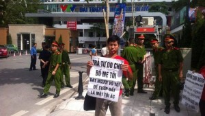 Anh Trịnh Bá Phương, con của bà Cấn Thị Thêu và ông Trịnh Bá Khiêm biểu tình trước tòa án ngày 19/09/2014 trước lúc bị bắt.