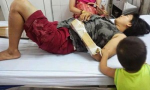 Sau khi rời khỏi nhà blogger Nguyễn Tường Thụy, 3 mẹ con chị Trần Thị Nga đã bị 5 công an giả côn đồ dùng tuýp sắt đánh trọng thương gãy tay và chân ngay trước mặt 2 con nhỏ, chiều ngày 25/5/2014