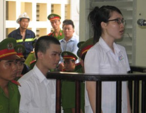 Hai sinh viên Nguyễn Phương Uyên và Đinh Nguyên Kha trong phiên sơ thẩm tại Tòa án Long An hôm 16/5/2013. AFP photo
