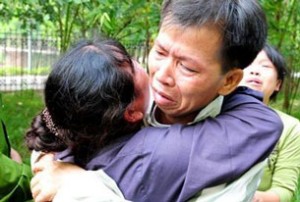 Vợ chồng ông Nguyễn Thanh Chấn đoàn tụ sau khi chịu án tù oan 10 năm, ảnh chụp hôm 04 tháng 11 năm 2013. File photo