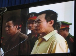 Nhà văn Nguyễn Xuân Nghĩa bị hết án tù hôm 08/10/2009 tại tòa án Hải Phòng  AFP photo