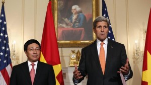 Ngoại trưởng Hoa Kỳ John Kerry (phải) và người đồng nhiệm Việt Nam Phạm Bình Minh tại Washington ngày 02/10/2014.