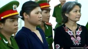 Bà Bùi Hằng (đầu tiên, phải sang) đã tuyệt thực để phản đối việc bị y án sơ thẩm 3 năm tù, theo gia đình.