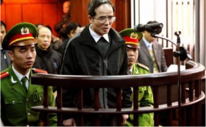 Catholic lawyer and blogger Le Quoc Quan (C), one of Vietnam’s most prominent dissidents, speaks during his trial in Vietnam