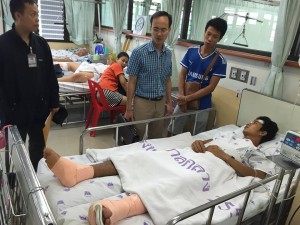 A Vietnamese diplomat visits Mai Van Truong in Bangkok-based  BMA General Hospital