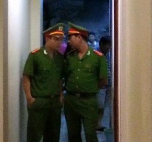 Lực lượng công an tại khách sạn Thảo Minh, Cát Bà đêm 1/8/2015. Ảnh: Thúy Nga. - See more at: https://www.danluan.org/tin-tuc/20150801/cong-an-pha-buoi-hop-mat-cua-to-chuc-bao-ve-nguoi-bao-ve-nhan-quyen-tai-cat-ba-hai#sthash.fiaj42Zp.dpuf