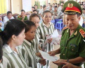 Gen. Le Quy Vuong handed over decisions of amnesty for prisoners