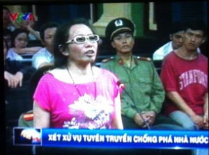 Blogger Tạ Phong Tần tại phiên sơ thẩm sáng 24/9/2012 tại Tòa án Nhân dân TPHCM