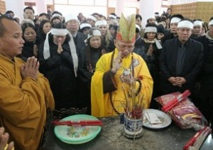 Thich Khong Tanh (c) of the Unified Buddhist Church of Vietnam performs funeral rites in a file photo.