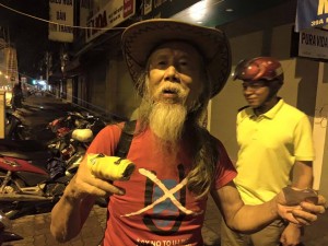 Old musician Ta Tri Hai with broken fingers due to thug's attack
