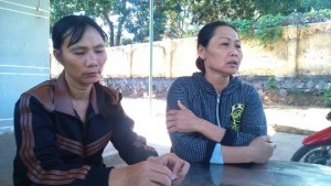 Mother (left) of the victim talked with reporter from Nguoi Lao Dong newspaper