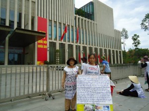 Vu Thi Hai and other land petitioners hold peaceful demonstration before the parliament's building on the day of arrest