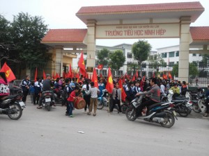 Children in Ninh Hiep gather at school gate but refuse to go in to protest land seizure