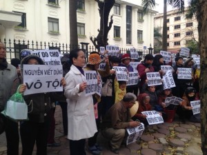 Hundreds of social activists and land petitioners gathered in front of the court building to demand for release of Nguyen Viet Dung
