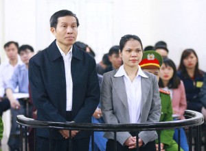 Nhà bất đồng chính kiến Nguyễn Hữu Vinh, và cộng sự viên, bà Nguyễn Thị Minh Thuý trong phiên xử hôm 23/3. Ảnh: AP/Bui Doan Tan/Vietnam News Agency.