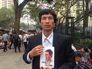 Mr. Ngo Duy Quyen in a peaceful demonstration to support blogger Nguyen Huu Vinh (Anh ba Sam)