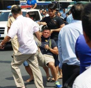 Plainclothes agents violently detained Ho Chi Minh City-based environmentalist during peaceful demonstration in the city on May 8, 2016 (Photo taken from social network)