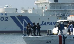 Hải quân Philippines và Nhật Bản tập trận chung chống hải tặc tại vùng biển ngoài khơi vịnh Manila vào ngày 13/7/2016, một ngày sau phán quyết của PCA về biển Đông. 