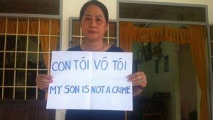 Mrs. Nguyen Thi Nen, mother of Nguyen Huu Quoc Duy, was not allowed to attend the trial of her son. Khanh Hoa police detained her on the trial day,