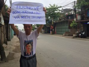 Blogger Nguyen Tuong Thuy hang a banner to raise concern about Formosa-affected central region