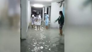 Cảnh các hộ lý bắt lươn trong bệnh viện Trưng Vương bị ngập, do báo Thanh Niên tại Việt Nam ghi nhận