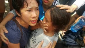 Bà Hoàng Mỹ Uyên và con gái trong vụ xô xát giữa an ninh Việt Nam với người biểu tình vì thảm họa môi trường tháng 5/2016.