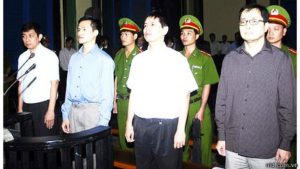 Hiện ông Trần Huỳnh Duy Thức (bìa trái) vẩn bị tù