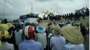 Giáo dân Hà Tĩnh vây cổng Formosa ở Kỳ Anh hôm đầu tháng 10