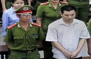 Luật sư bất đồng chính kiến Việt Nam Nguyễn Văn Đài bị cảnh sát bao quanh tại Tòa án nhân dân Hà Nội, ngày 11 tháng 5 năm 2007.