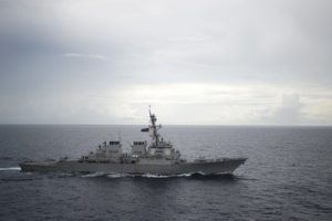 Khu trục hạm có tên lửa dẫn đường USS Decatur của Mỹ tại vùng biển gần đảo Tri Tôn và Phú Lâm thuộc quần đảo Hoàng Sa hôm 21/10/2016. AFP