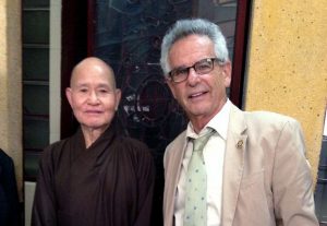 Dân biểu Hoa Kỳ Alan Lowenthal gặp gỡ Hòa thượng Thích Quảng Độ tại Thanh Minh Thiền Viện ở TP.HCM hôm 4/5/2015. 