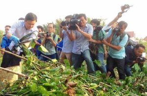 Bí thư thành ủy TP.HCM Đinh La Thăng "dọn rác" trước rừng ống kính phóng viên