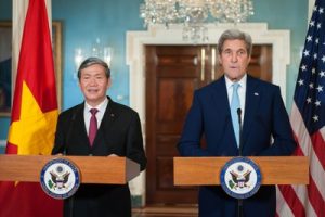 Ngoại trưởng Hoa Kỳ John Kerry (phải) và ông Đinh Thế Huynh, thường trực Ban bí thư Đảng cộng sản Việt Nam tại Washington DC ngày 25/10/2016. State photo