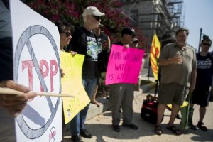Biểu tình phản đối Hiệp định Kinh Tế Đối Tác Chiến Lược Xuyên Thái Bình Dương TPP bên ngoài tòa nhà Quốc hội Hoa Kỳ ở Washington DC hôm 7/9/2016.
