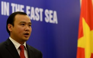 Phát ngôn nhân Bộ Ngoại giao Việt Nam Lê Hải Bình trong một cuộc họp báo ở Hà Nội về căng thẳng ở Biển Đông hôm 23/5/2014