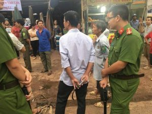 Lực lượng chức năng đến cưỡng chế Chợ Vĩnh Tân tại huyện Vĩnh Cửu, tỉnh Đồng Nai, vào sáng 22/11 bất chấp phản đối của tiểu thương buôn bán lâu nay. 