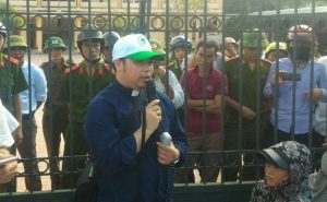 Linh mục Antôn Đặng Hữu Nam cùng 600 ngư dân huyện Quỳnh Lưu đã đến tòa án thị xã Kỳ Anh gửi đơn kiện Formosa vào ngày 26 và ngày 27 tháng 09 năm 2016.