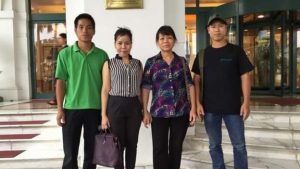 Từ trái sang: anh Trịnh Bá Tư, cô giáo Lê Thu Hà, bà Cấn Thị Thêu và Trịnh Bá Phương (con trai lớn của bà Thêu) trong một cuộc gặp với đặc phái viên Liên Hiệp Quốc 